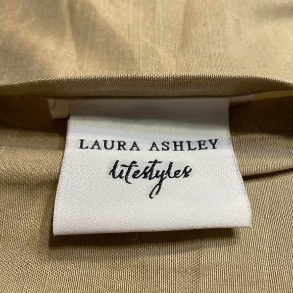 Laura Ashley Dillan 16 in. pillow with detailed stitching - Picture 2 of 7